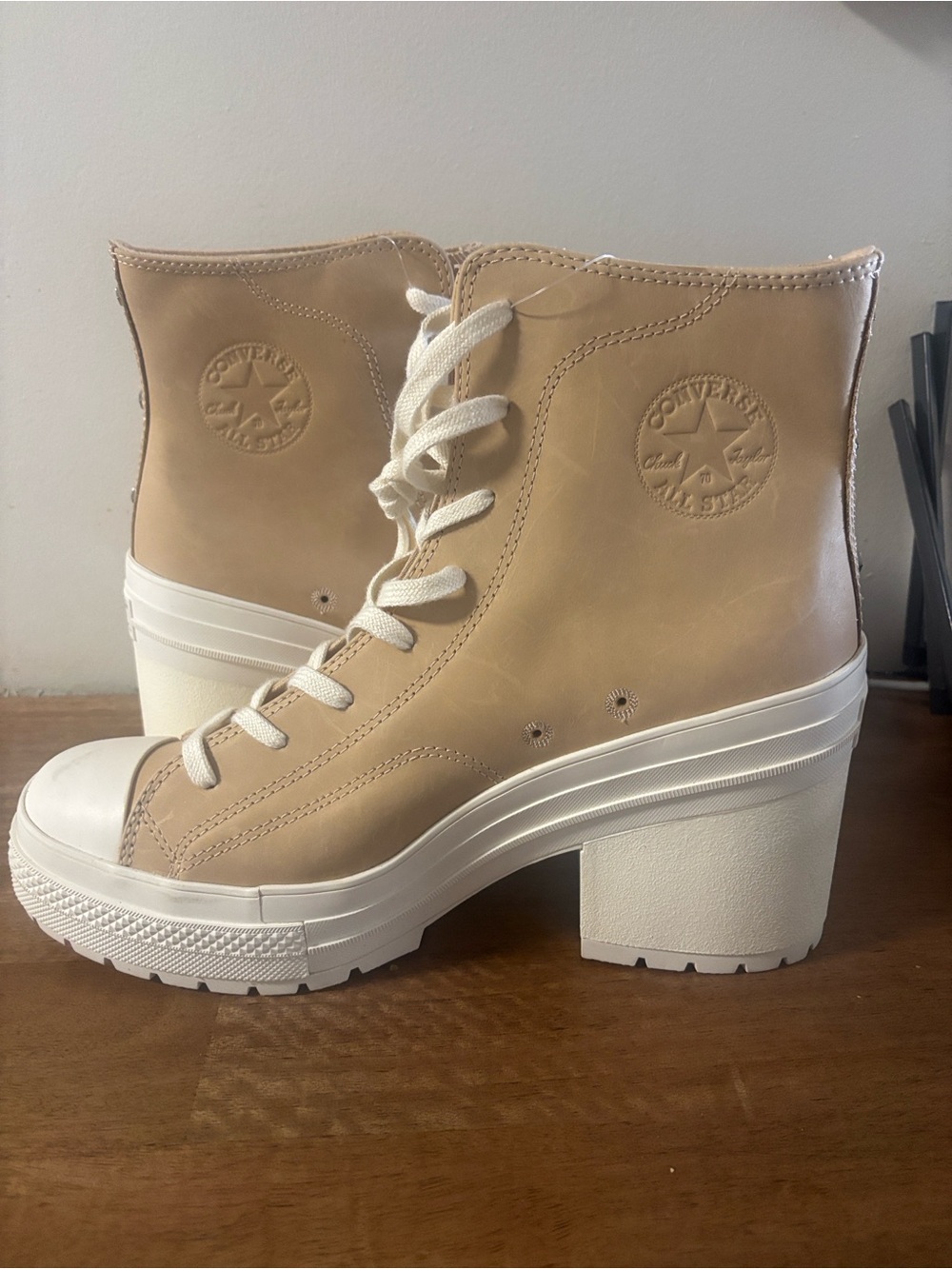 Authentic Converse chuck Taylor High-Top Boots . Size 11 New